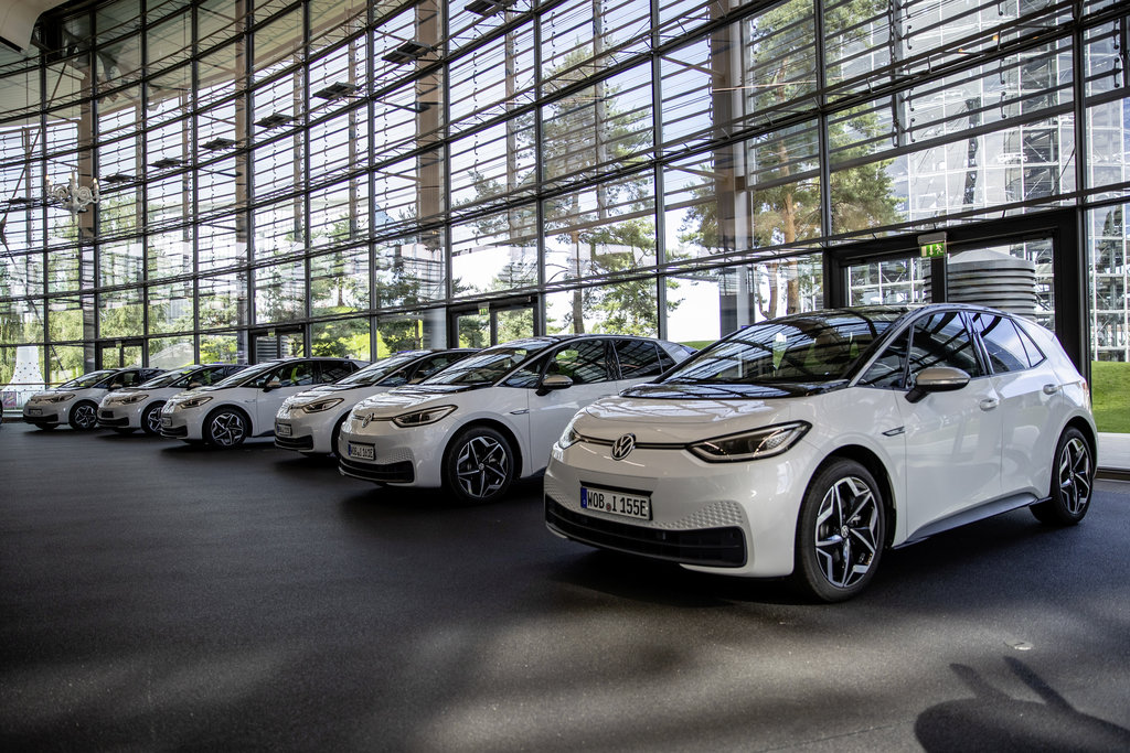 100 ID.3 Fahrzeuge machen sich auf den Weg zu den deutschen Autohändlern. Bildquelle: Volkswagen AG