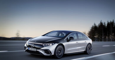 Mercedes-EQ, EQS 580 4MATIC, Exterieur, Farbe: hightechsilber/obsidianschwarz, AMG-Line, Edition 1;( Stromverbrauch kombiniert: 20,0-16,9 kWh/100 km; CO2-Emissionen kombiniert: 0 g/km);Stromverbrauch kombiniert: 20,0-16,9 kWh/100 km; CO2-Emissionen kombiniert: 0 g/km* Mercedes-EQ, EQS 580 4MATIC, Exterior, colour: high-tech silver/obsidian black, AMG-Line, Edition 1; (combined electrical consumption: 20.0-16.9 kWh/100 km; combined CO2 emissions: 0 g/km);Combined electrical consumption: 20.0-16.9 kWh/100 km; combined CO2 emissions: 0 g/km. Bildquelle: Mercedes-Benz